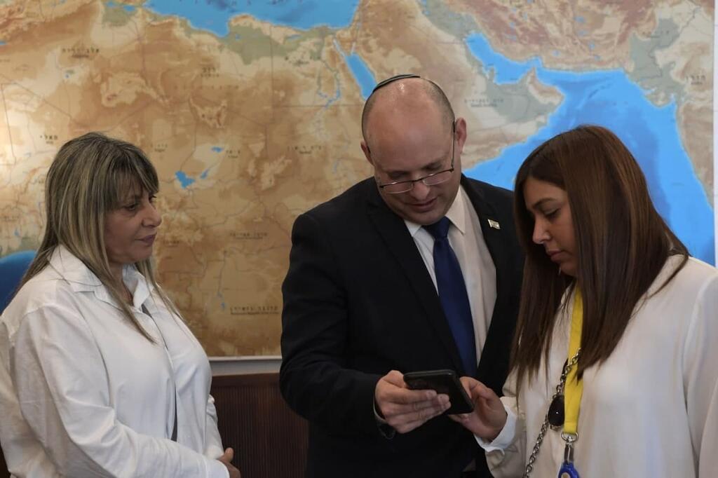 אמו ואחותו של בראל בפגישה עם בנט. "מותו עבור הצבא - רק שגיאה" (צילום: קובי גדעון, לע"מ) פתלי בנט, נפגש עם ניצה שמואלי והילה רחימי, אמו ואחותו של לוחם מג"ב שנפל, בראל חדריה שמואלי ז"ל