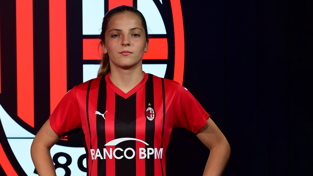 Israeli soccer player Noa Selimhodzic donning an AC Milan kit in a promotional photo released by the Italian club (Photo: AC Milan) נועה סלימהוגיץ