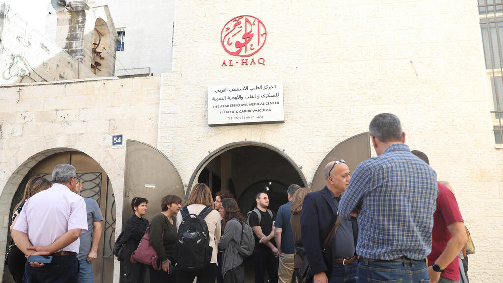 Israeli left-wing activists meet with representatives of blacklisted Palestinian groups (Photo: EPA) ישראלים נפגשו עם נציגי הארגונים שהוכרזו כארגוני טרור ברמאללה