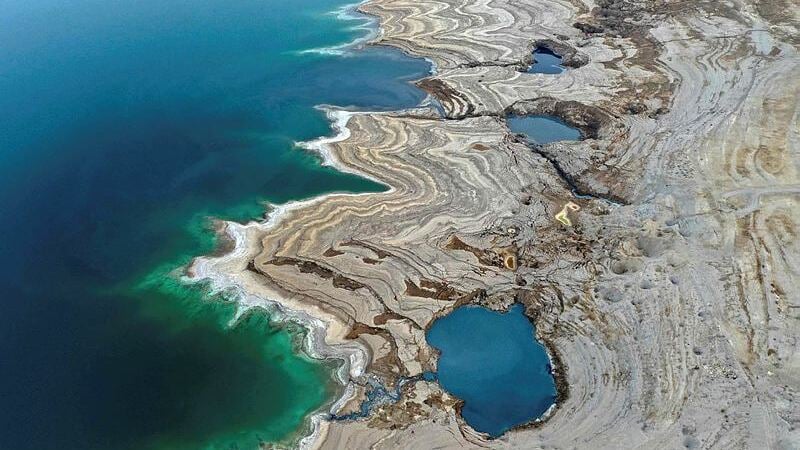 Sinkholes on the shores of the Dead Sea (Photo: AFP) בולענים ליד חוף הים