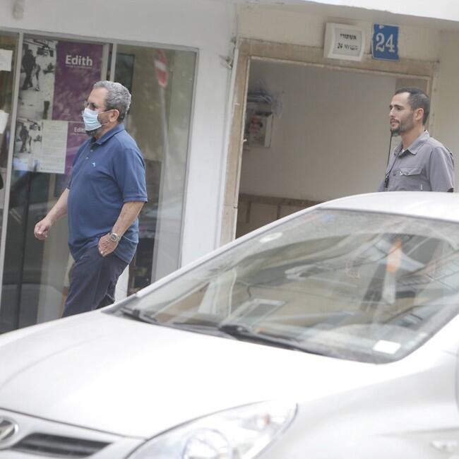 שומר הראש בעקבותיו. אהוד ברק (צילום: מוטי לבטון) שומר הראש בעקבותיו. אהוד ברק