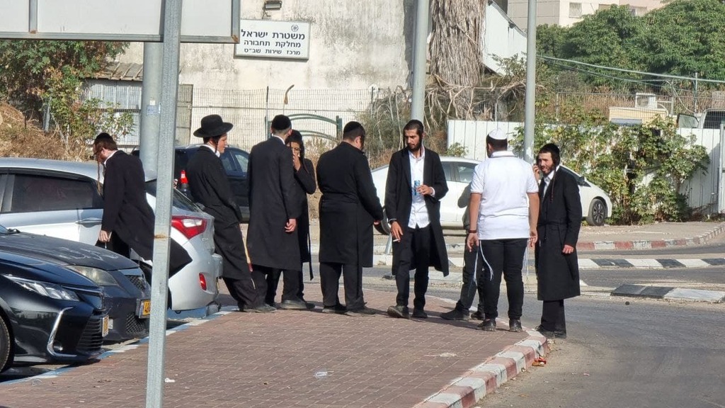 חסידי הרב ברלנד מחוץ לכלא (צילום: שאול גולן) חסידי הרב ברלנד מחוץ לכלא ניצן ברמלה
