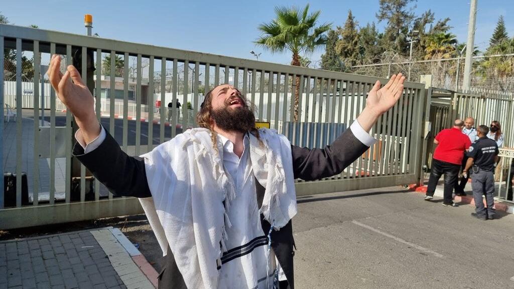חסידי הרב ברלנד מחוץ לכלא ניצן ברמלה (צילום: שאול גולן) חסידי הרב ברלנד מחוץ לכלא ניצן ברמלה