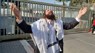 חסידי הרב ברלנד מחוץ לכלא ניצן ברמלה
