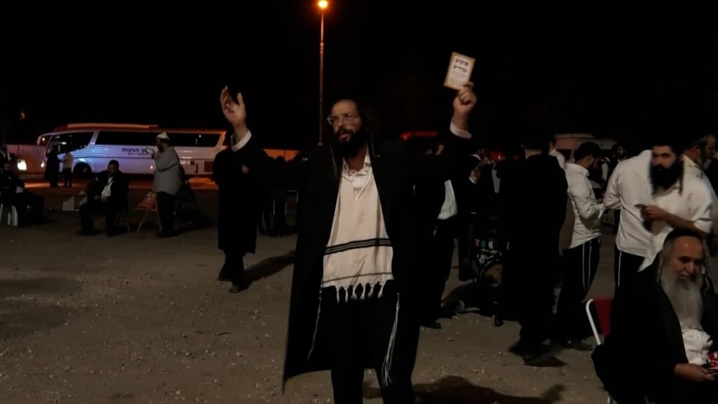 התפילה ההמונית של חסידי ברלנד מחוץ לכלא איילון, הלילה (צילום: ניצן דרור) הפגנה של חסידי הרב ברלנד מחוץ לכלא רמלה