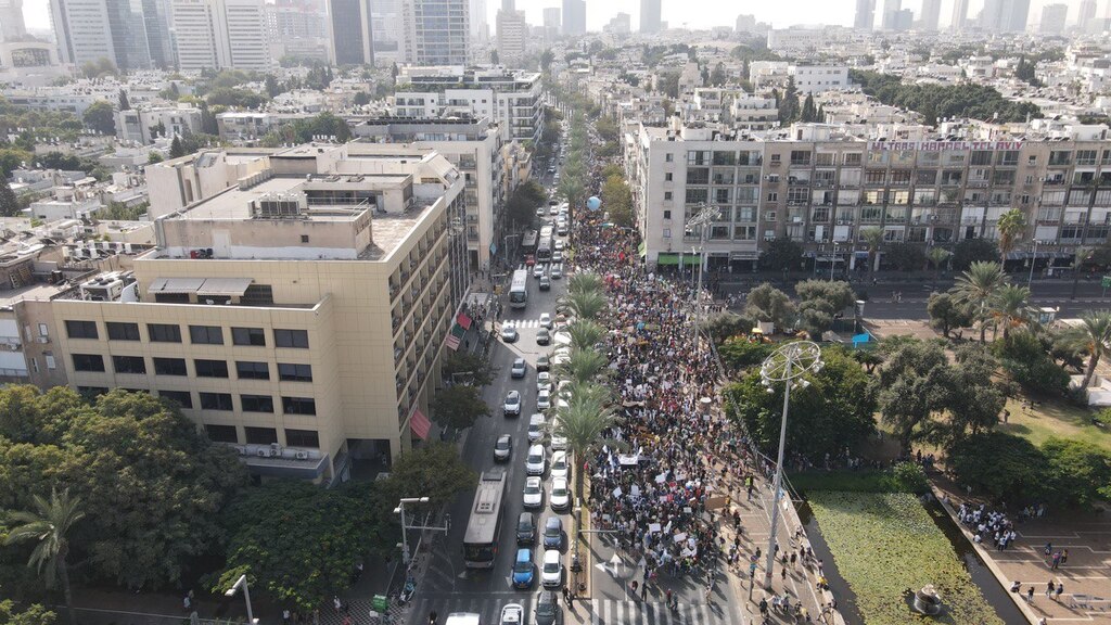 אלפים בצעדה. מבט מהרחפן