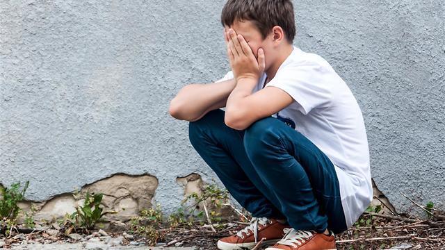 ילד נער דיכאון התעללות עצוב אילוס אילוסטרציה מקלדת
