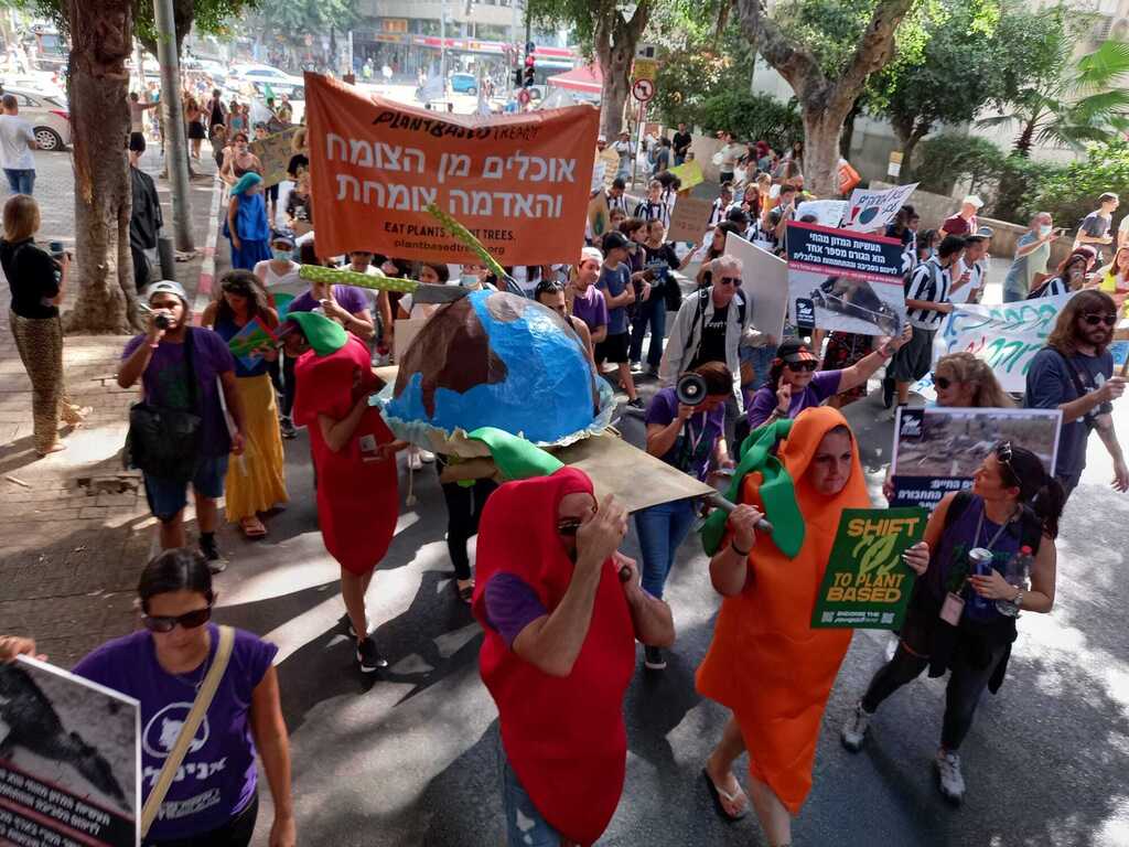 מיצג של ארגון "חופש לבעלי חיים" במצעד האקלים