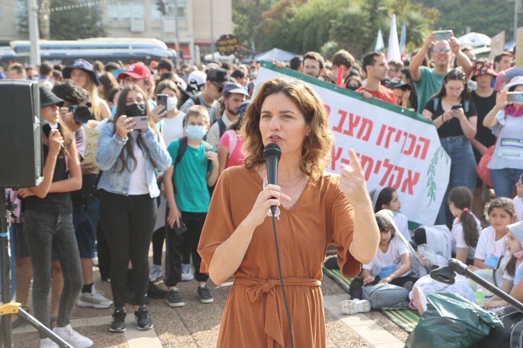 השרה תמר זנדברג נואמת בצעדה