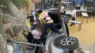רכב נפל מחניון לחצר בית ספר בבני ברק