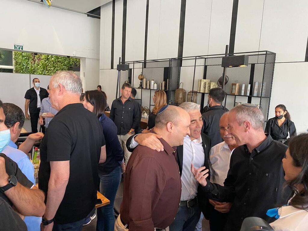 ''הייתי בשתי הממשלות ובאמת שאין מה להשוות''. גיבוש של הקואלציה לקראת אישור התקציב נפתלי בנט, יאיר לפיד, חילי טרופר ואיילת שקד באירוע גיבוש של הקואלציה לקראת אישור התקציב