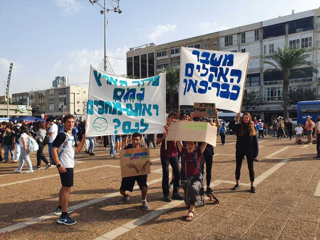 שלטים במצעד הבתל אביב