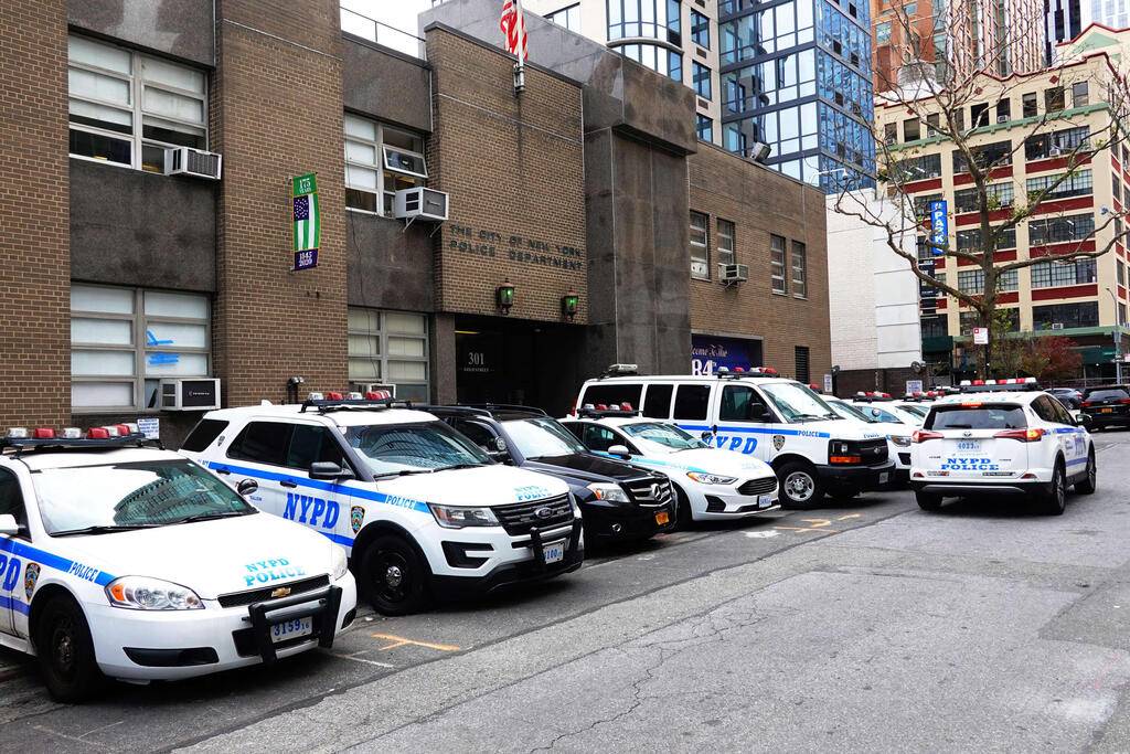 ניידות של ה-NYPD בתחנה מקומית. העירייה טוענת: יש לנו מספיק משאבים (צילום: AFP) העיר ניו יורק שוטרים חובת חיסונים קורונה