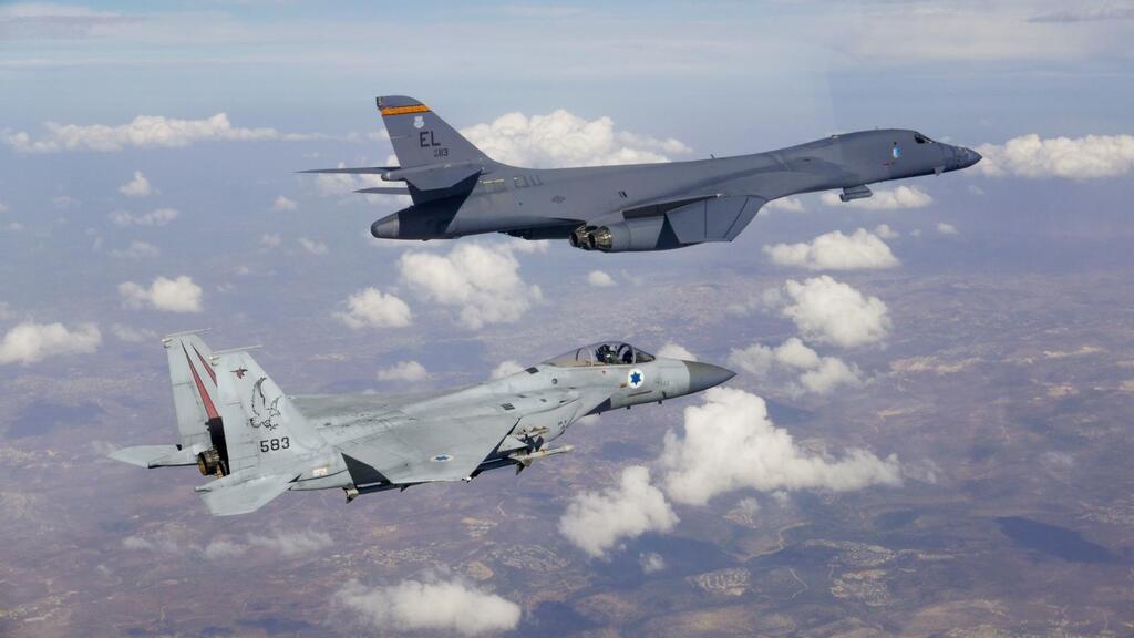 מטוסי הF-15 והמפציץ האמריקאי, הB-1b