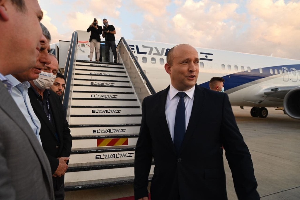 נפתלי בנט ראש הממשלה לפני ההמראה לועידת האקלים בגלזגו, סקוטלנד