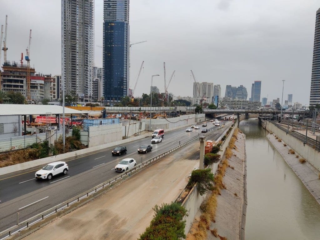 עכשיו מעונן. גשם בנתיבי איילון, הבוקר (צילום: אורן רייס) גשם ברמת גן