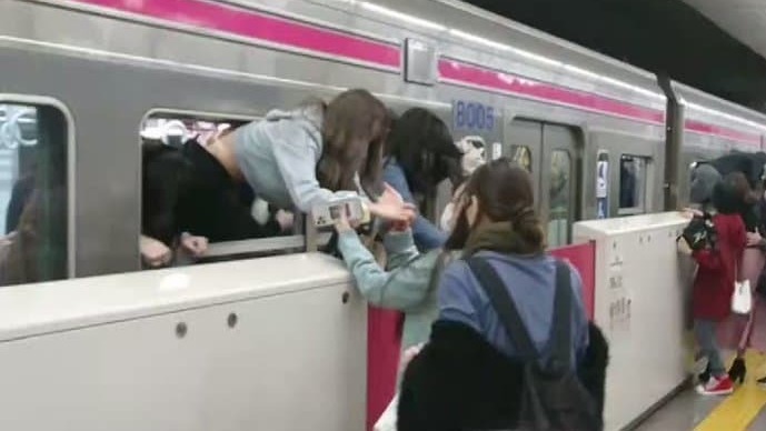 בהלה ב רכבת תחתית ב טוקיו יפן עקב אירוע דקירה