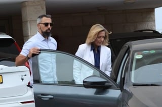 שרון אלרעי פרייס עם המאבטח הצמוד אליה