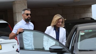 שרון אלרעי פרייס עם המאבטח הצמוד אליה