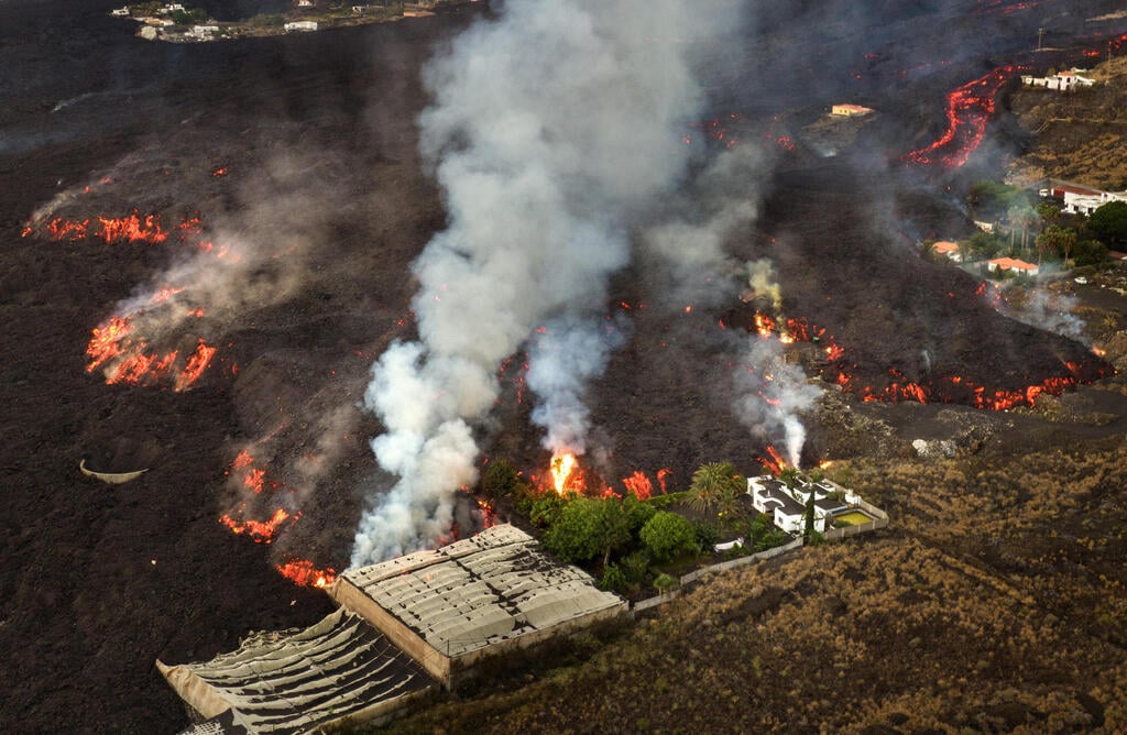 לבה מ הר געש  קומברה וייחה התפרצות באי לה פאלמה האיים הקנריים ספרד הורסת בתים ומטעי בננות ב 29 באוקטובר