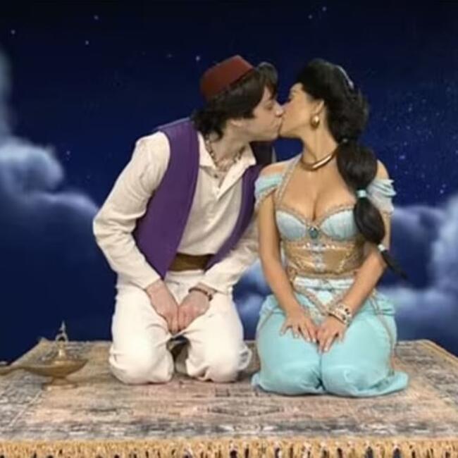 הנשיקה שברה את הכלים? קים קרדשיאן ופיט דיווידסון, מתוך "סאטרדיי נייט לייב"