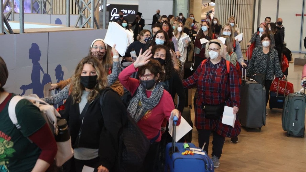 Travelers arriving at Ben Gurion Airport (Photo: Motti Kimchi) תיירים נתב"ג