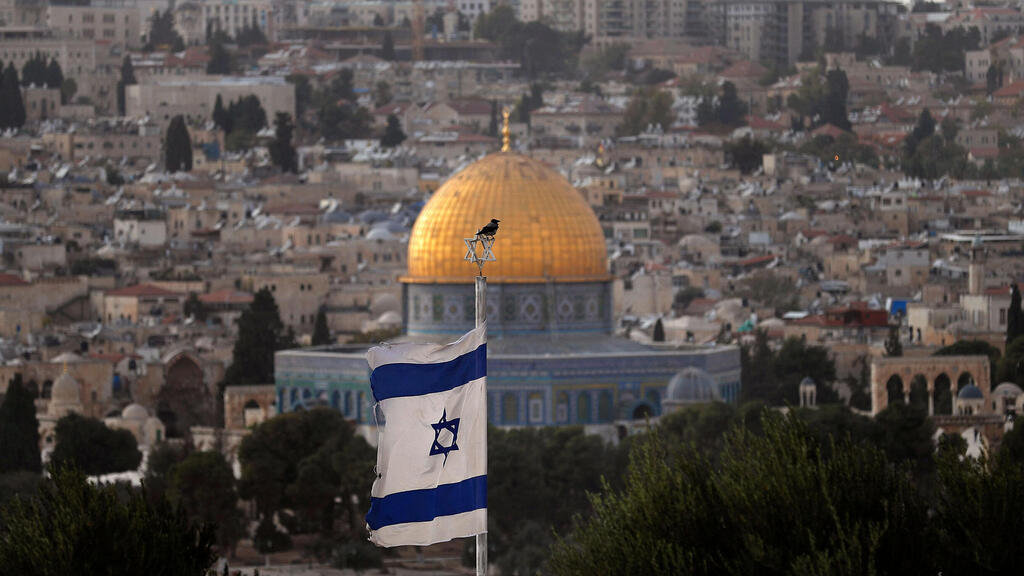 הר הבית. השופט סהראי הבהיר שאינו עוסק בחופש הפולחן (צילום: AFP) דגל ישראל על רקע הר הבית בירושלים
