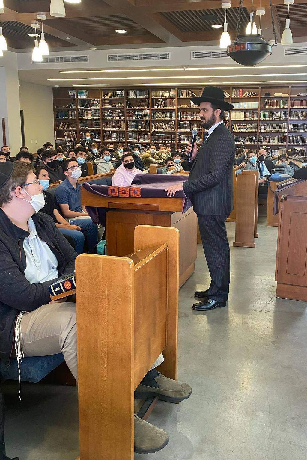 Rabbi Gerami in Beverly Hills, a large center for the Persian Jewish community
(Photo: Haim Twitto) הרב גרמי בבברלי הילס, מרכז גדול של הקהילה היהודית הפרסית