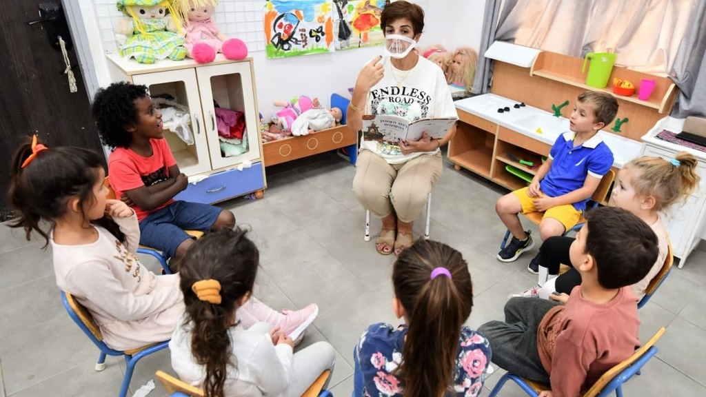 A kindergarten teacher reading a story to deaf kids in Afula (Photo: Afula Municipality) אתי כהן