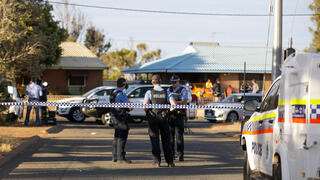 משטרה שוטרים ליד הבית שבו נמצאה הילדה קלאו סמית ב קרנרבון מערב אוסטרליה