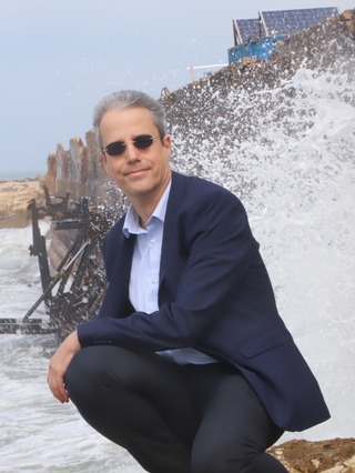 "ר גדעון פרידמן, המדען הראשי בפועל, משרד האנרגיה. על רקע מתקן לייצור חשמל מגלי הים של חברת אקו וויב, בו תמך משרד האנרגיה. 