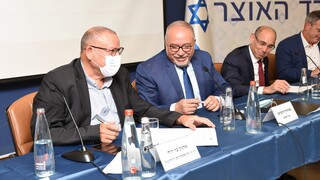 החתימה על "עסקת החבילה" במשק