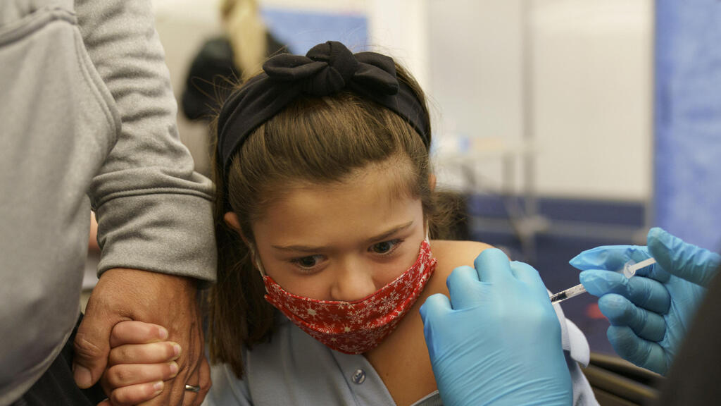 A child receives her pediatric COVID vaccine in the U.S. earlier this month (Photo: AP) ילדים מתחסנים בארה"ב