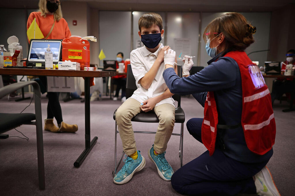 A child in the U.S. receives his coronavirus vaccine (Photo: AFP) ילדים מתחסנים בארה"ב