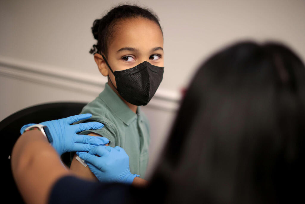 A child in the U.S. receives her coronavirus vaccine (Photo: AFP) ילדים מתחסנים בארה"ב