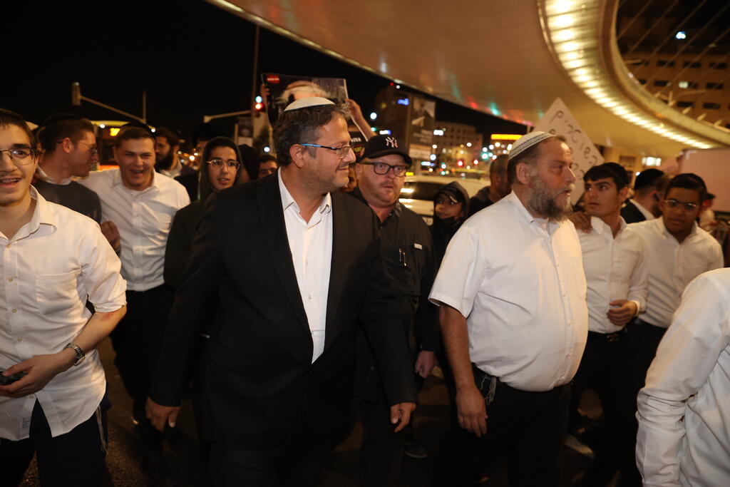 בן גביר בהפגנה שבה נחסם כביש ב-2021 (צילום: עמית שאבי) מחאה על מותו של אהוביה סנדק בגשר המיתרים בירושלים