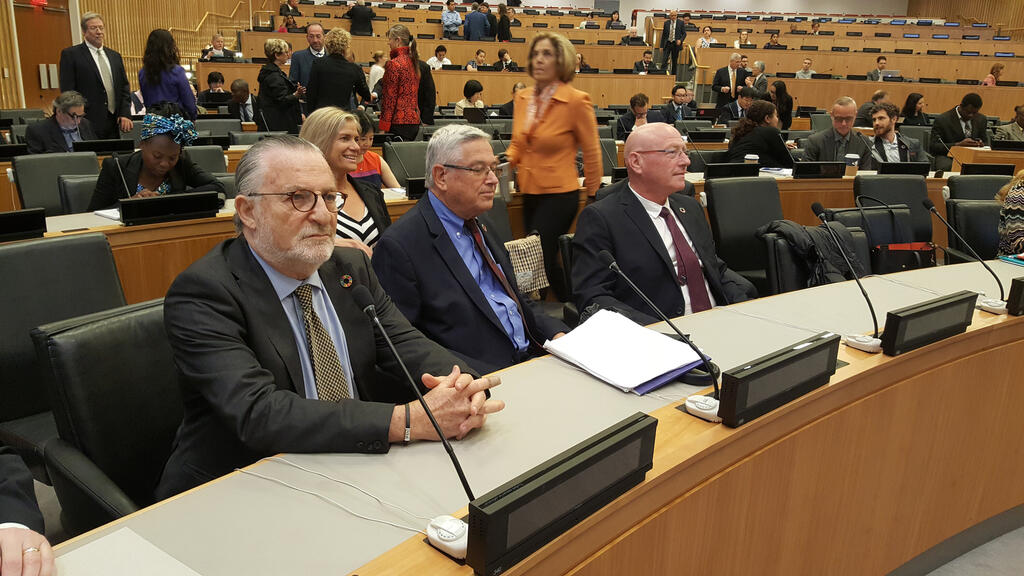 בתמונה מימין לשמאל: טל רונן, פרופ׳ יהודה כהנא ויהודה כצמן ז״ל באו"ם