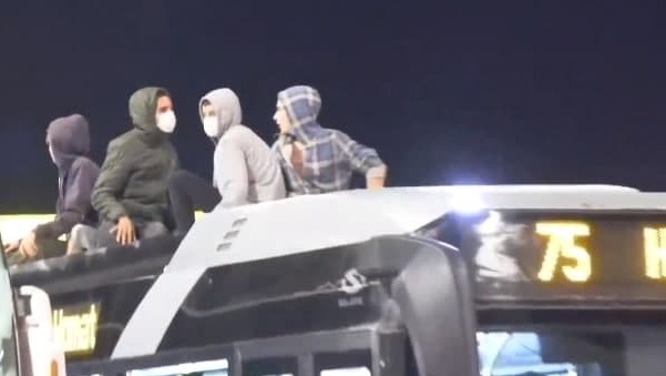 מחאה על מותו של אהוביה סנדק בגשר המיתרים בירושלים