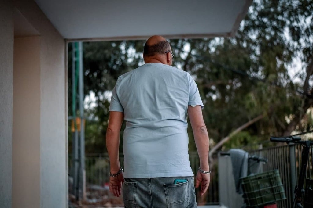 יניב, אב לשלושה ילדים. "אין לי איך לקנות אוכל. רוצים לפנות אותנו ועוד חודש נהיה ברחוב" (צילום: יואב דודקביץ) יניב