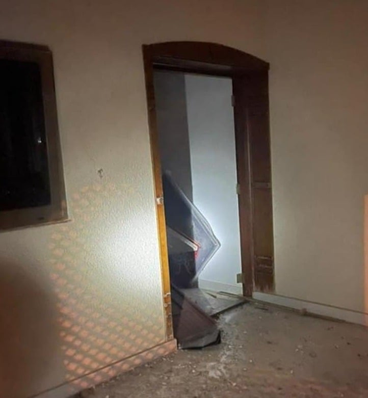 הנזק במעון, ששוכן במתחם מאובטח בבירה בגדד ביתו של ראש ממשלת עיראק מוסטפא אל-כאזמי לאחר ניסיון ההתנקשות בגדד