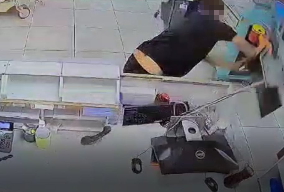 מטיח את המחשב על הרצפה (צילום: דוברות לניאדו) מלווה תקף את צוות המחלקה במיון בית החולים לניאדו