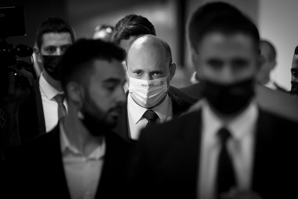 לאחר שנתיים של ארבע מערכות בחירות סוערות לכנסת הסתיימו 12 שנות שלטון מפלגת הליכוד בראשותו של בנימין נתניהו. על חודו של קול קמה ממשלת שינוי, שבראשה עומדים ראש הממשלה נפתלי בנט וראש הממשלה החליפי יאיר לפיד. ירושלים, 14-13 ביוני 2021 (צילום: אלכס קולומויסקי/ידיעות אחרונות) לאחר שנתיים של ארבע מערכות בחירות סוערות לכנסת הסתיימו 12 שנות שלטון מפלגת הליכוד בראשותו של בנימין נתניהו. על חודו של קול קמה ממשלת שינוי, שבראשה עומדים ראש הממשלה נפתלי בנט וראש הממשלה החליפי יאיר לפיד. ירושלים, 14-13 ביוני 2021