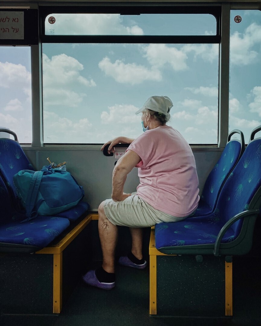 נסיעה בתחבורה הציבורית בימי הקורונה. בין חדרה לחיפה, 2020 – 2021 (צילום: דינה אלפסי) נסיעה בתחבורה הציבורית בימי הקורונה. בין חדרה לחיפה, 2020 – 2021