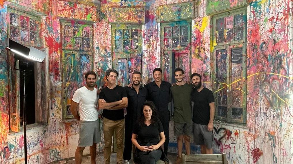 צוות ההפקה. מימין: סמי סעד'ה, הפקה ופרופס; רפיק סעד'ה, צילום; רוזנמן וסאז-זקות, דייויד בלומנפלד, צלם דוקומנטרי; ענאן קסים, במאי ועורך; למטה: המאפרת דורית כהן (צילום: דיוויד בלומנפלד) צוות ההפקה - מימין: סמי סעד'ה, הפקה ופרופס; רפיק סעד'ה, צילום; רוזנמן וסאז-זקות, דייויד בלומנפלד, צלם דוקומנטרי; ענאן קסים, במאי ועורך; למטה: המאפרת דורית כהן