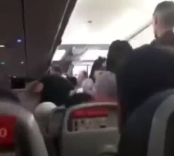 ספרד פלמה דה מיורקה מהגרים בורחים לשטח ספרד אחרי שגרמו לנחיתת מטוס