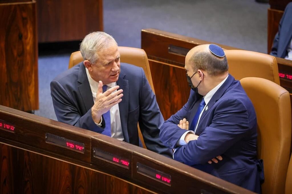 בנט: "דיברנו על השקעה בנגב - וזה קורה". גנץ: "נמשיך בחיזוק הדרום והצפון" (צילום: נועם מושקוביץ, דוברות הכנסת) נפתלי בנט ובני גנץ מסתודדים במליאת הכנסת