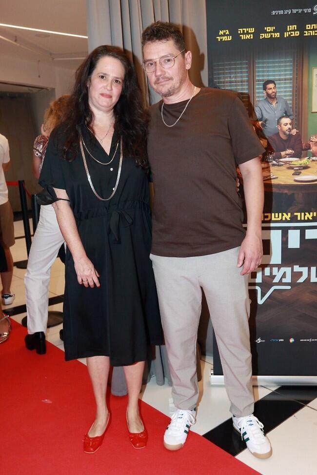 אוהבים אותו עוד מנווה חמציצים. אבי גרייניק ואשתו (צילום: ענת מוסברג) אוהבים אותו עוד מנווה חמציצים. אבי גרייניק ואשתו