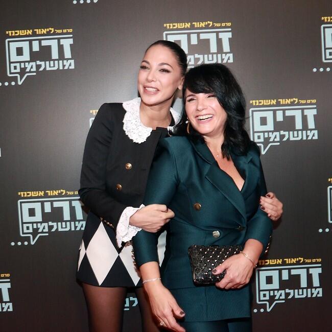 מה הן מסתירות בטלפון ? מורן אטיאס ורותם אבוהב (צילום: ענת מוסברג) מה הן מסתירות בטלפון ? מורן אטיאס ורותם אבוהב