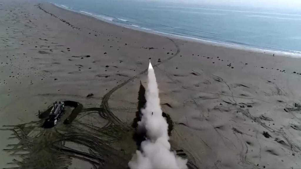 שיגור טיל שיוט במסגרת תרגיל צבאי של איראן באזור מפרץ עומאן