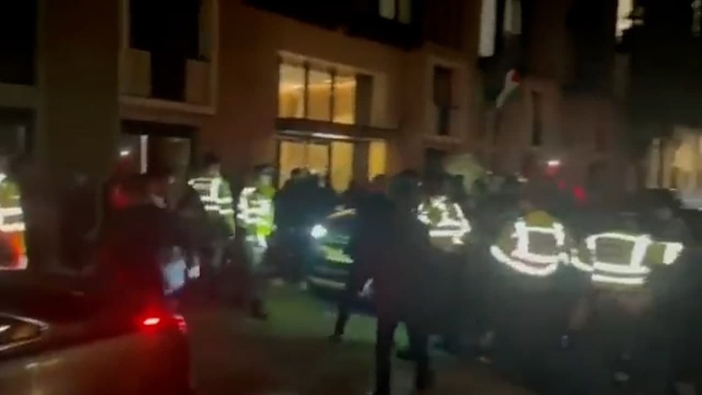 מתוך טוויטר ציפי חוטובלי מוברחת מאוניברסיטה בלונדון לאחר מחאת פעילי BDS